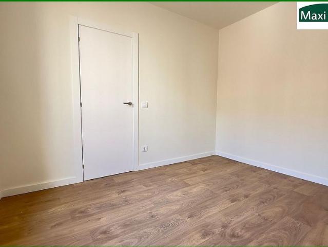 Piso en venta en calle Del Canigó, Barcelona, de 70 m² 3 habitaciones por 360.000