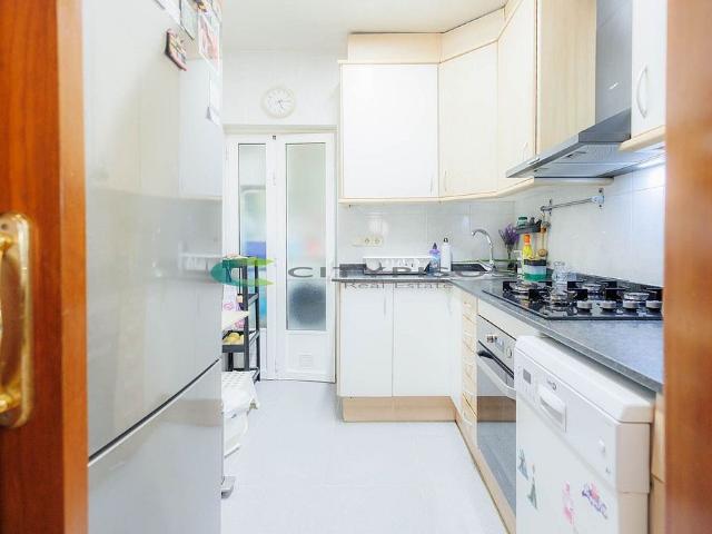 Piso en venta en calle Del Cadí, Barcelona, de 65 m² 4 habitaciones por 255.000