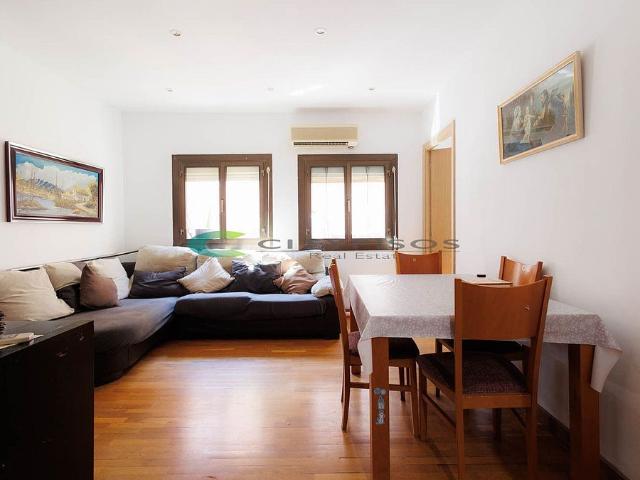 Piso en venta en calle Del Cadí, Barcelona, de 65 m² 4 habitaciones por 260.000