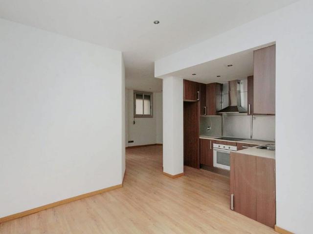 Piso en venta en calle Del Cardenal Tedeschini, Barcelona, de 65 m² 2 habitaciones por 245.000