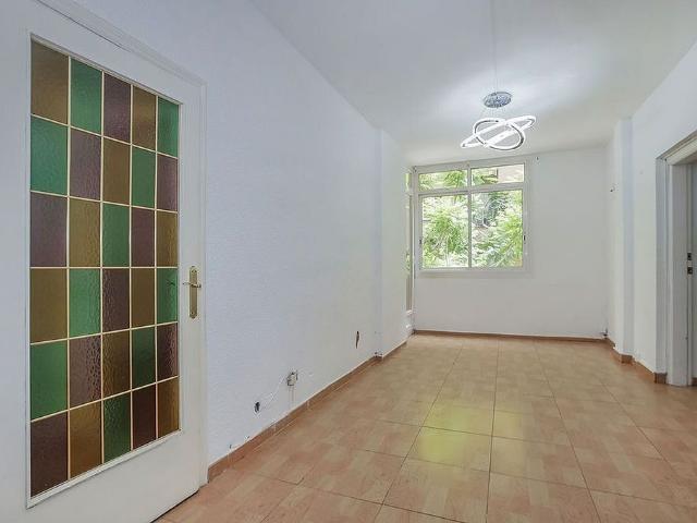 Piso en venta en calle Del Cardenal Tedeschini, Barcelona, de 75 m² 3 habitaciones por 225.000