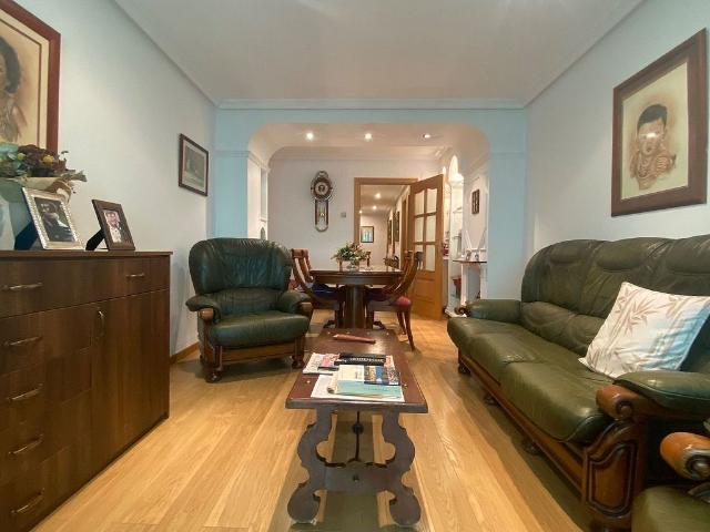 Piso en venta en calle Del Castell de Solterra, Girona, de 98 m² 4 habitaciones por 374.000