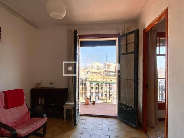 Piso en venta en calle Del Comte D'urgell, Barcelona, de 70 m² 4 habitaciones por 385.000