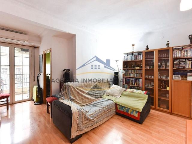 Piso en venta en calle Del Comte D'urgell, Barcelona, de 62 m² 3 habitaciones por 375.000