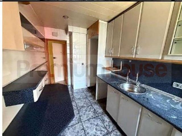 Piso en venta en calle Del Concili de Trento, Barcelona, de 85 m² 3 habitaciones por 259.000