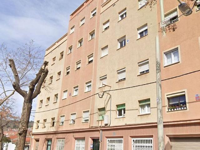 Piso en venta en calle Del Montsant, Barcelona, de 61 m² 3 habitaciones por 84.000