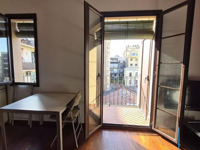 Piso en venta en calle Del Parlament, Barcelona, de 40 m² 1 habitación por 255.000
