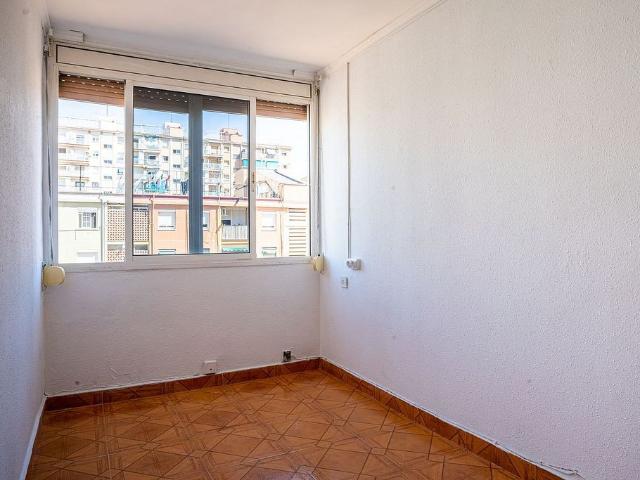 Piso en venta en calle Del Patronat, Hospitalet de Llobregat, L´, de 47 m² 2 habitaciones por 175.000