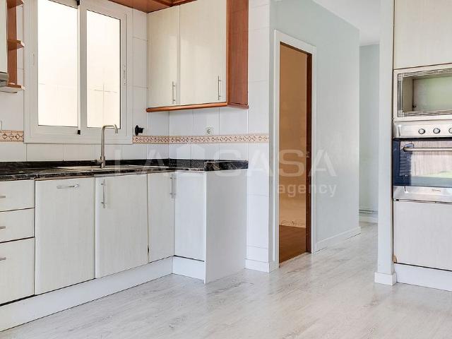 Piso en venta en calle Del Poeta Llombart, Hospitalet de Llobregat, L´, de 65 m² 2 habitaciones por 165.000