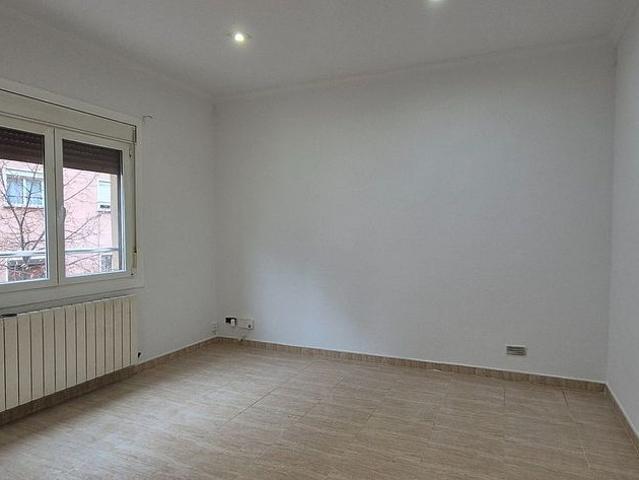 Piso en venta en calle Del Poeta Masifern, Barcelona, de 69 m² 3 habitaciones por 235.000