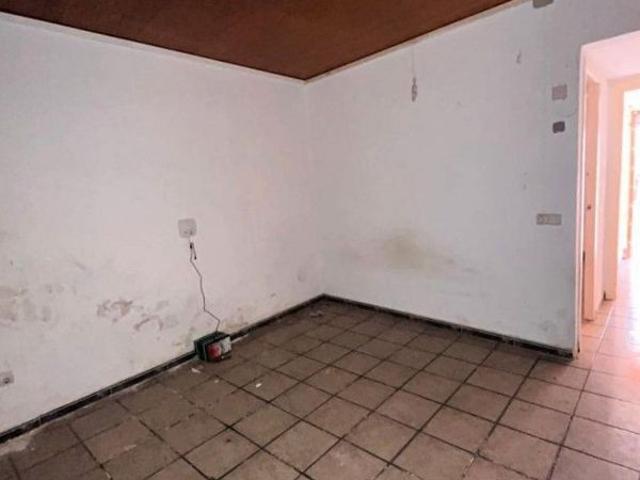 Piso en venta en calle Del Pla de Fornells, Barcelona, de 65 m² 3 habitaciones por 123.000
