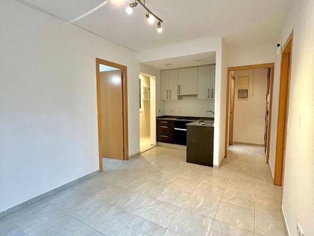 Piso en venta en calle Del Rosselló, Hospitalet de Llobregat, L´, de 42 m² 3 habitaciones por 173.000