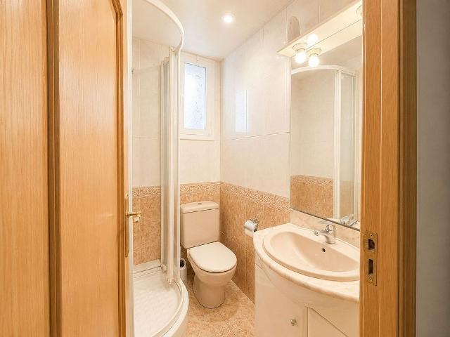 Piso en venta en calle Del Santuari, Barcelona, de 69 m² 3 habitaciones por 295.000