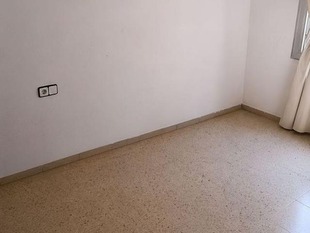 Piso en venta en calle Dels Caquis, Esplugues de Llobregat, de 50 m² 3 habitaciones por 140.000