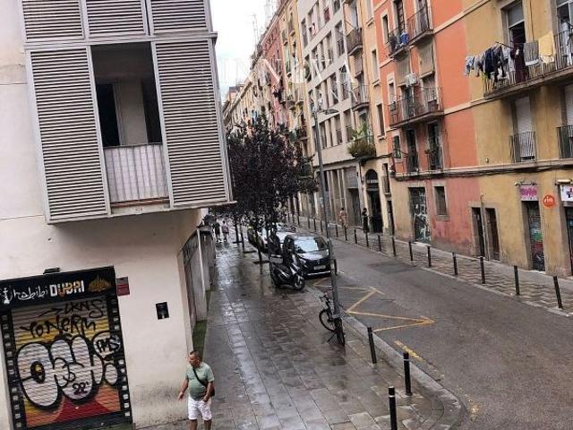 Piso en venta en calle D'en Robador, Barcelona, de 90 m² 7 habitaciones por 390.000