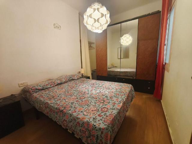Piso en venta en calle D'en Roig, Barcelona, de 50 m² 3 habitaciones por 220.000