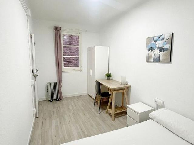 Piso en venta en calle D'en Roig, Barcelona, de 55 m² 3 habitaciones por 225.000