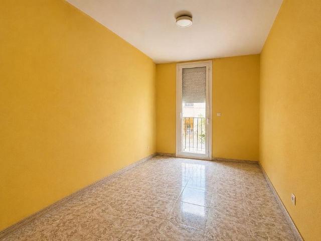 Piso en venta en calle D'en Roig, Barcelona, de 65 m² 3 habitaciones por 200.000
