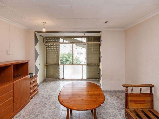 Piso en venta en calle D'esteve Vila, Salt, de 62 m² 4 habitaciones por 61.000