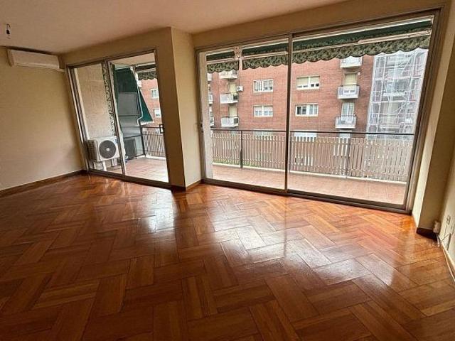 Piso en venta en calle D'europa, Barcelona, de 132 m² 3 habitaciones por 695.000