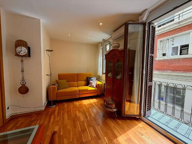 Piso en venta en calle D'igualada, Barcelona, de 46 m² 2 habitaciones por 405.000