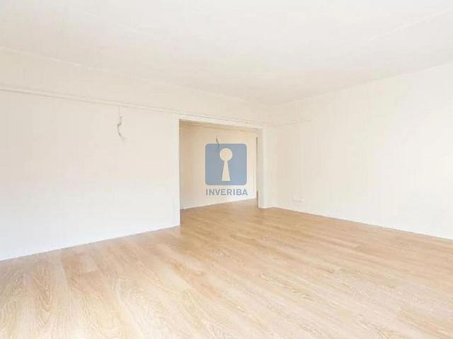 Piso en venta en calle Doctor Zamenhof, Barcelona, de 64 m² 3 habitaciones por 269.090
