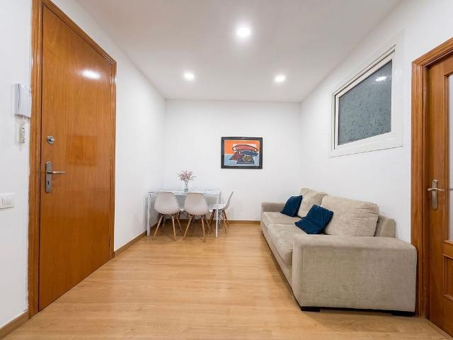 Piso en venta en calle D'olzinelles, Barcelona, de 52 m² 3 habitaciones por 249.000