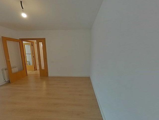 Piso en venta en calle Finestrelles, Girona, de 90 m² 4 habitaciones por 220.000