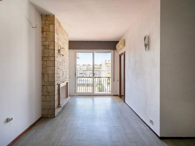 Piso en venta en calle Floridablanca, Barcelona, de 68 m² 4 habitaciones por 430.000