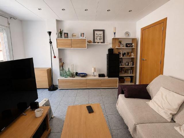 Piso en venta en calle Francesc Layret, Cornellà de Llobregat, de 58 m² 2 habitaciones por 219.000