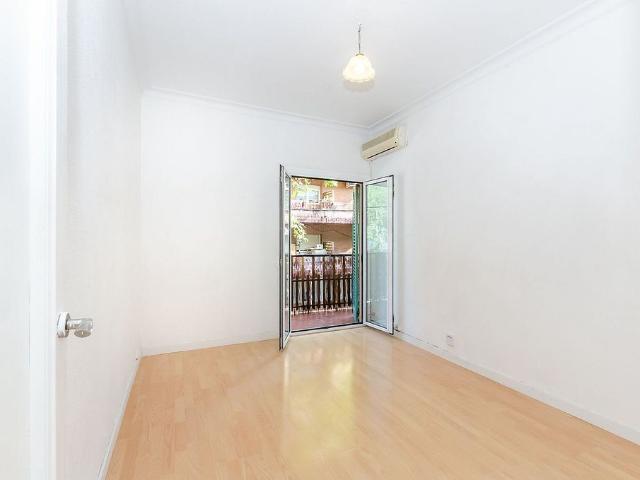 Piso en venta en calle Genova, Barcelona, de 55 m² 3 habitaciones por 275.000