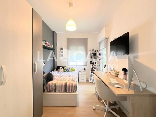 Piso en venta en calle General Moragues, Badalona, de 65 m² 3 habitaciones por 219.000