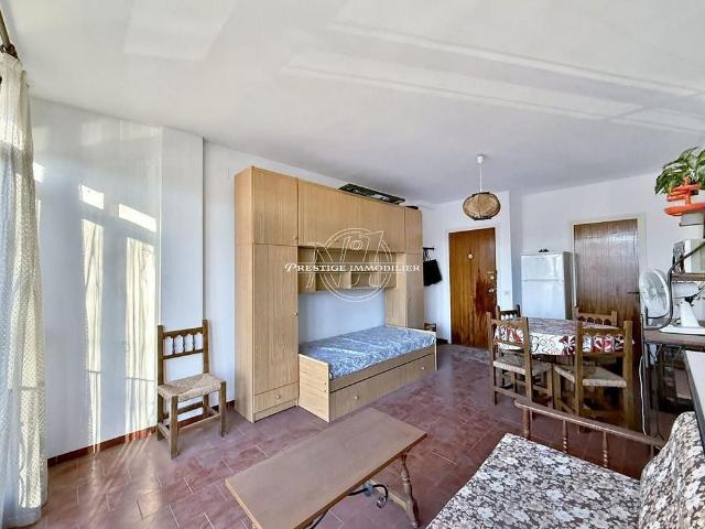 Piso en venta en calle De Las Flores Bloc, Vila Sacra, de 43 m² 1 habitación por 125.000
