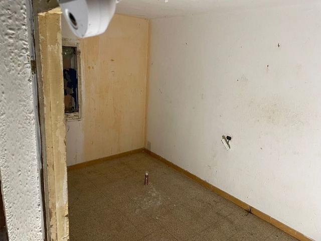 Piso en venta en calle Hortènsia, Girona, de 73 m² 2 habitaciones por 38.000
