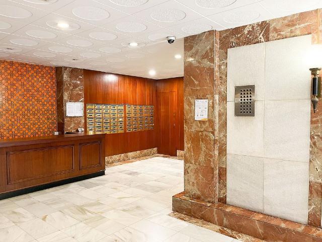 Piso en venta en calle Independencia, Barcelona, de 75 m² 4 habitaciones por 384.900