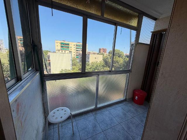 Piso en venta en calle Isard, Barcelona, de 69 m² 3 habitaciones por 264.000