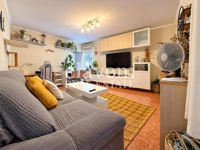 Piso en venta en calle Júlia, Barcelona, de 65 m² 3 habitaciones por 270.000