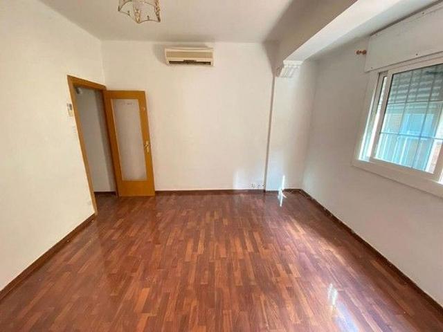Piso en venta en calle Jaume Casas Pallarols, Cornellà de Llobregat, de 78 m² 3 habitaciones por 176.000