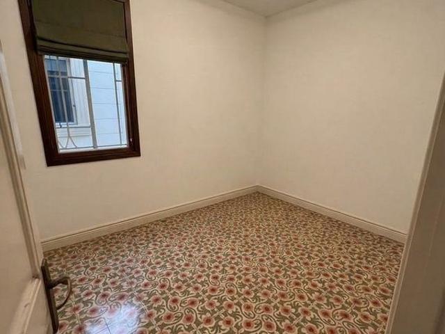 Piso en venta en calle Llagostera, Barcelona, de 58 m² 3 habitaciones por 300.000