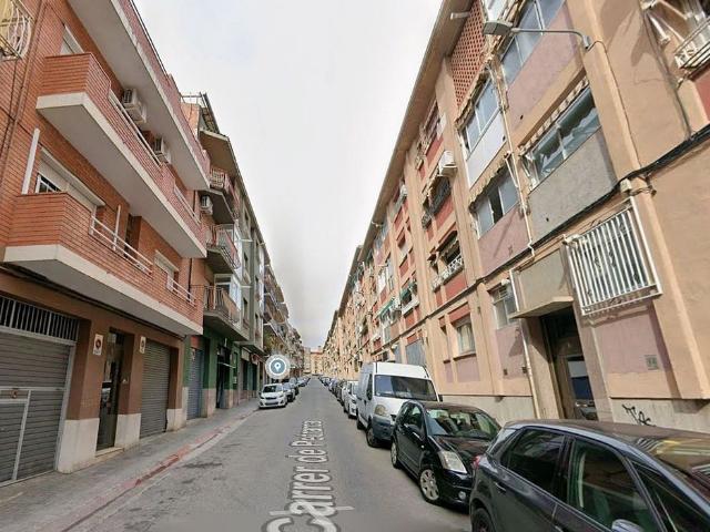 Piso en venta en calle Petrarca de, Sabadell, de 70 m² 3 habitaciones por 114.000