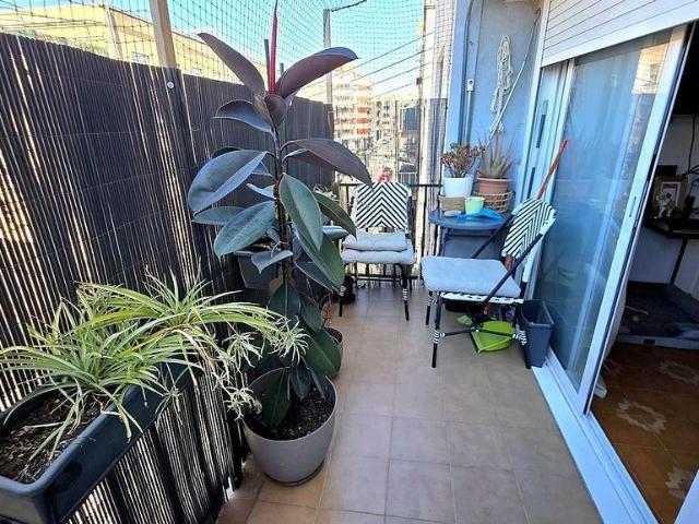 Piso en venta en calle Renaixement, Terrassa, de 68 m² 3 habitaciones por 155.000