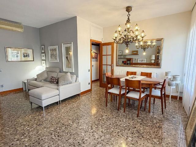 Piso en venta en calle Revolucio Setembre, Barcelona, de 82 m² 3 habitaciones por 530.000