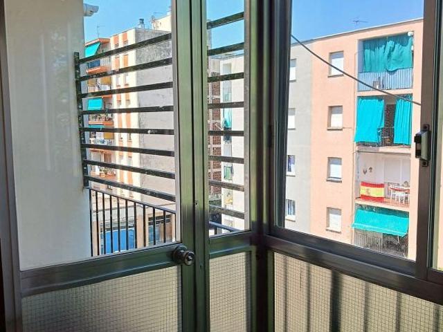 Piso en venta en calle Riu Guell, Girona, de 75 m² 3 habitaciones por 125.000