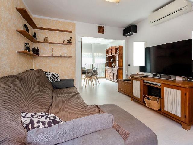 Piso en venta en calle Sales I Ferre, Barcelona, de 64 m² 3 habitaciones por 330.000