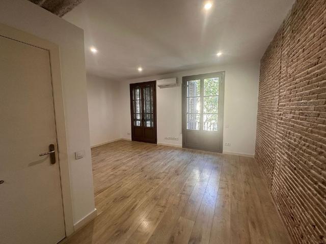 Piso en venta en calle Sant Antoni, Barcelona, de 80 m² 3 habitaciones por 630.000
