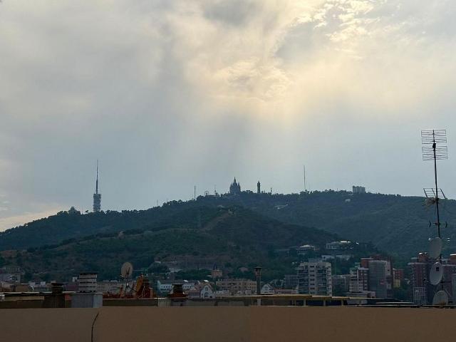 Piso en venta en calle Santa Albina, Barcelona, de 72 m² 3 habitaciones por 250.000
