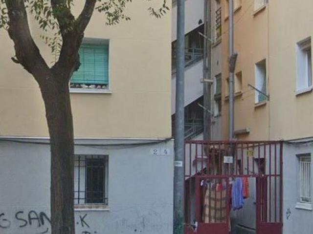 Piso en venta en calle Santa Joana Lestonnac, Badalona, de 56 m² 3 habitaciones por 55.000