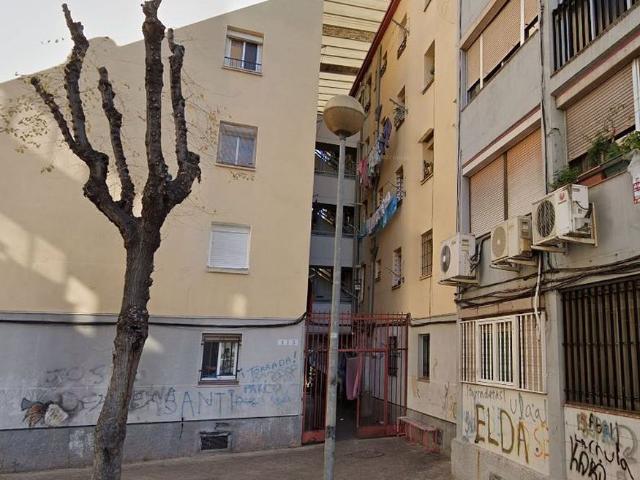 Piso en venta en calle Santa Joana Lestonnac, Badalona, de 60 m² 3 habitaciones por 68.400