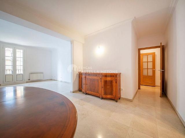 Piso en venta en calle Universitat, Barcelona, de 115 m² 4 habitaciones por 740.000