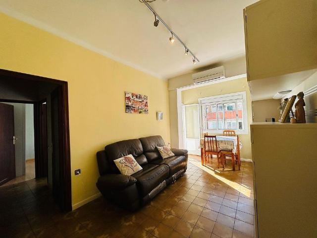 Piso en venta en calle Ventura Plaja, Barcelona, de 68 m² 4 habitaciones por 335.000